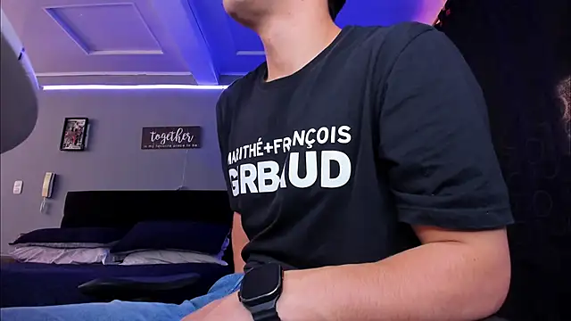 Snapshot of alexgiraldo__ chatting on 10-19-25, 01:23 alexgiraldo online show from 10-19-25, 01:23