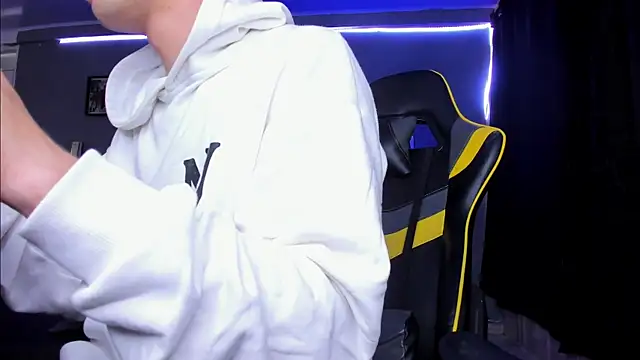 Snapshot of alexgiraldo__ chatting on 11-04-25, 12:37 alexgiraldo online show from 11-04-25, 12:37