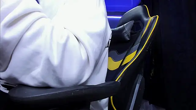 Snapshot of alexgiraldo__ chatting on 11-05-25, 05:40 alexgiraldo online show from 11-05-25, 05:40