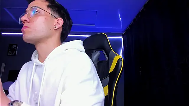 Snapshot of alexgiraldo__ chatting on 11-14-25, 05:06 alexgiraldo online show from 11-14-25, 05:06