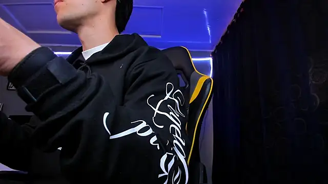 Snapshot of alexgiraldo__ chatting on 12-03-25, 11:52 alexgiraldo online show from 12-03-25, 11:52