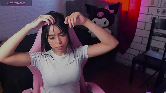 Snapshot of babee_04 chatting on 11-06-25, 08:10 babee 04 online show from 11-06-25, 08:10