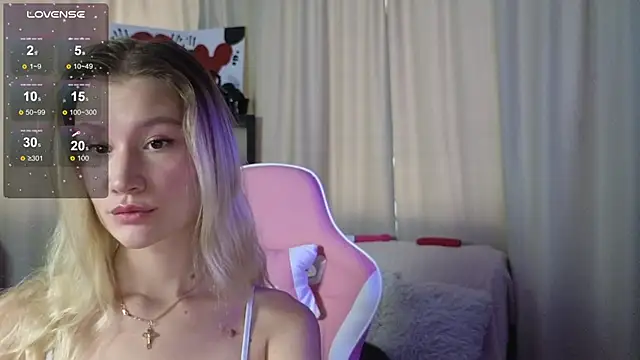 Snapshot of _Anna_Nolan_ chatting on 10-24-25, 06:10 Anna Nolan online show from 10-24-25, 06:10