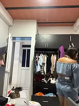 Snapshot of emilysofiia chatting on 10-31-25, 11:17 emilysofiia online show from 10-31-25, 11:17