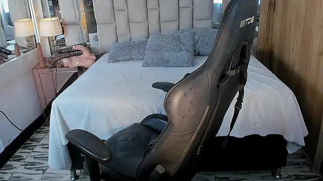 Snapshot of MaddyGray_ chatting on 09-19-25, 07:14 MaddyGray  online show from 09-19-25, 07:14