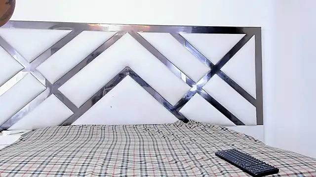 Snapshot of LadyandMaverick chatting on 11-25-25, 04:23 LadyandMaverick online show from 11-25-25, 04:23