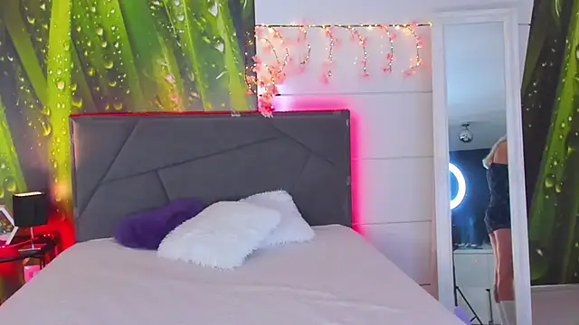 Snapshot of HollyTailors chatting on 09-25-25, 05:11 HollyTailors online show from 09-25-25, 05:11