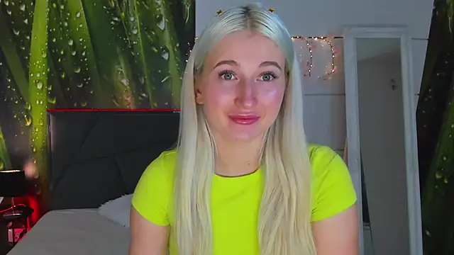 Snapshot of HollyTailors chatting on 10-22-25, 12:05 HollyTailors online show from 10-22-25, 12:05