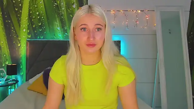 Snapshot of HollyTailors chatting on 11-06-25, 06:14 HollyTailors online show from 11-06-25, 06:14