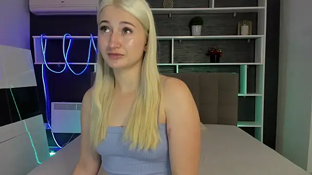 Snapshot of HollyTailors chatting on 11-17-25, 01:28 HollyTailors online show from 11-17-25, 01:28