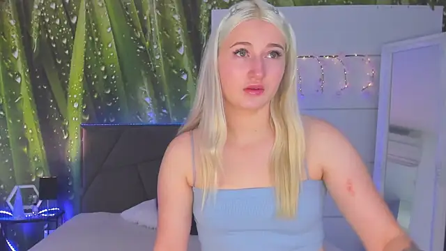 Snapshot of HollyTailors chatting on 11-18-25, 06:29 HollyTailors online show from 11-18-25, 06:29