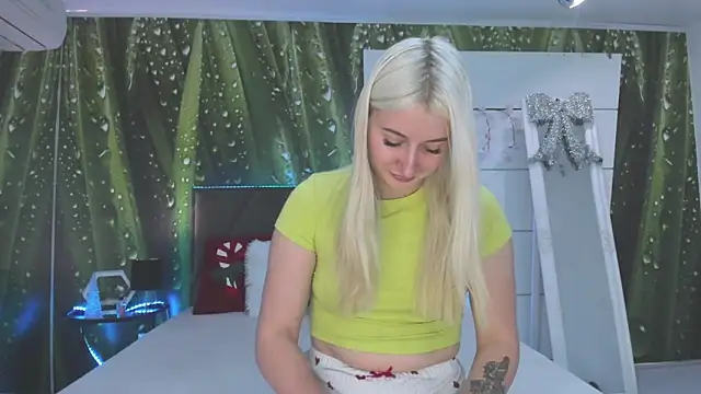 Snapshot of HollyTailors chatting on 12-14-25, 06:30 HollyTailors online show from 12-14-25, 06:30