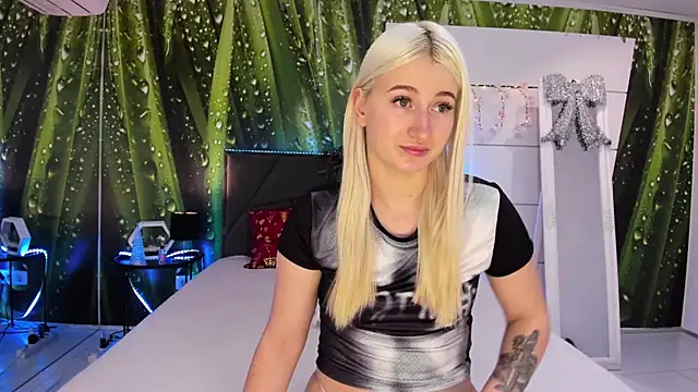 Snapshot of HollyTailors chatting on 12-16-25, 06:29 HollyTailors online show from 12-16-25, 06:29