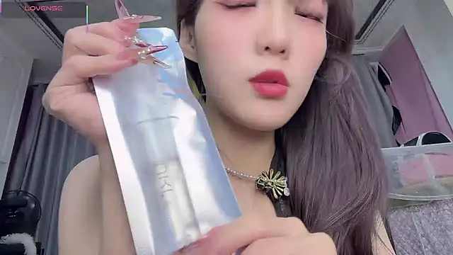 Snapshot of Yaya--728 chatting on 01-06-26, 12:42 Yaya--728 online show from 01-06-26, 12:42