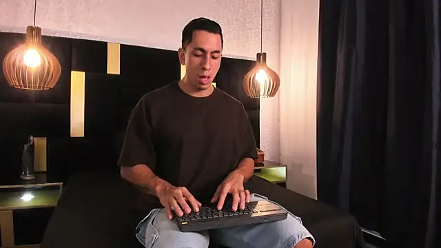 Lucio  Fox online show from 04-12-26, 12:21