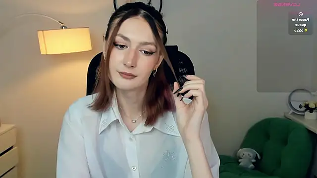 Snapshot of EasterBlink chatting on 11-15-25, 11:40 EasterBlink online show from 11-15-25, 11:40