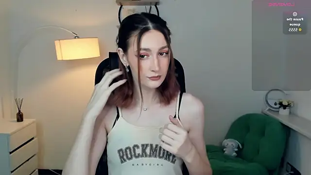 Snapshot of EasterBlink chatting on 11-19-25, 10:48 EasterBlink online show from 11-19-25, 10:48