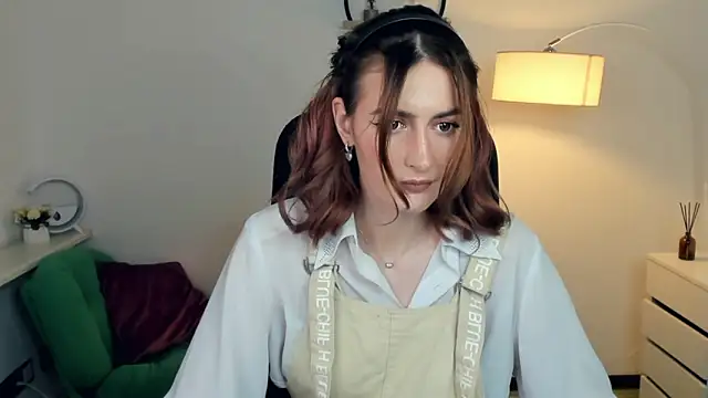 Snapshot of EasterBlink chatting on 11-25-25, 12:49 EasterBlink online show from 11-25-25, 12:49