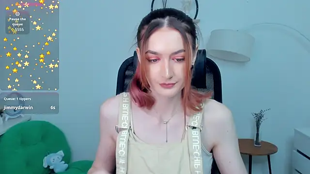 Snapshot of EasterBlink chatting on 12-18-25, 10:32 EasterBlink online show from 12-18-25, 10:32