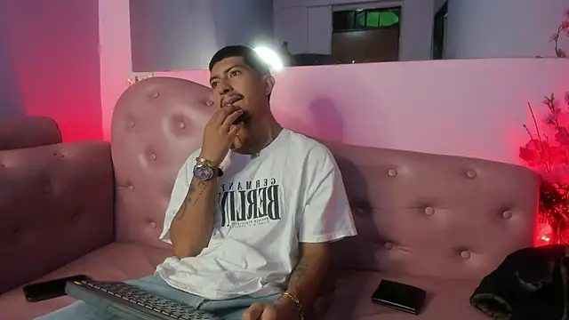 Snapshot of AxelAndJeremy chatting on 09-28-25, 01:44 AxelAndJeremy online show from 09-28-25, 01:44