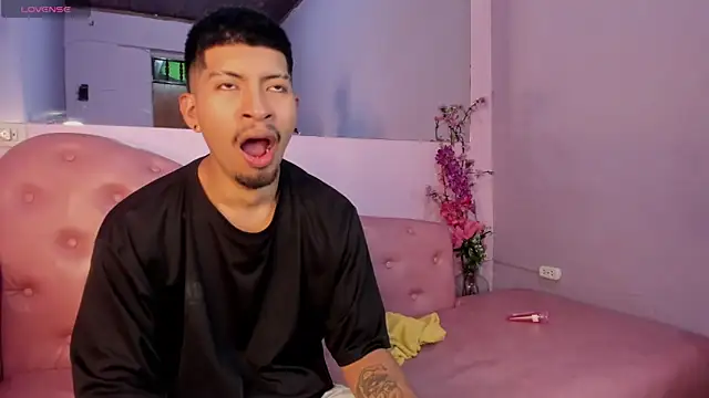 Snapshot of AxelAndJeremy chatting on 11-21-25, 03:16 AxelAndJeremy online show from 11-21-25, 03:16