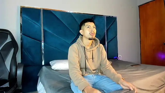 Snapshot of AxelAndJeremy chatting on 11-25-25, 02:44 AxelAndJeremy online show from 11-25-25, 02:44