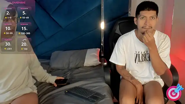 Snapshot of AxelAndJeremy chatting on 11-30-25, 03:54 AxelAndJeremy online show from 11-30-25, 03:54