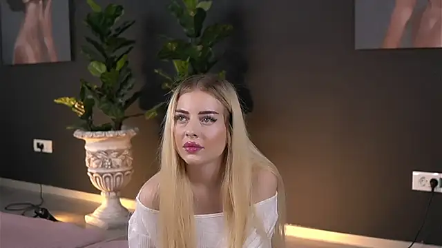 SerenaNoir online show from 10-18-25, 09:04