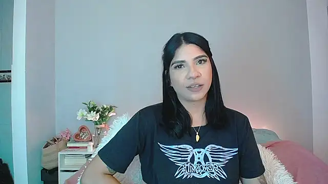 Laura-angeel online show from 11-24-25, 07:02