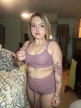 Snapshot of JuicyExxxperience chatting on 12-17-25, 02:01 JuicyExxxperience online show from 12-17-25, 02:01