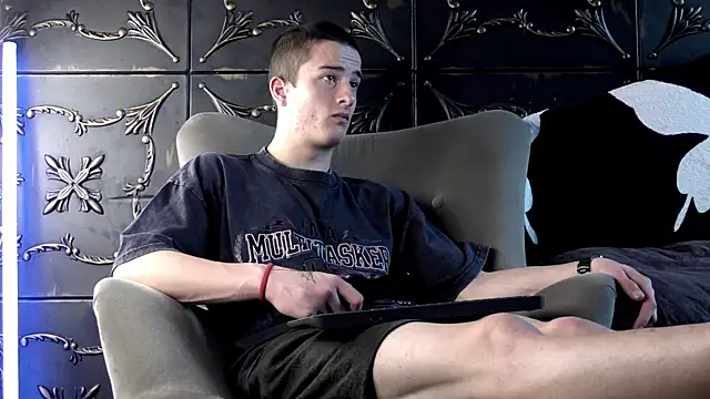 Snapshot of SirReed chatting on 05-10-26, 05:01 SirReed online show from 05-10-26, 05:01