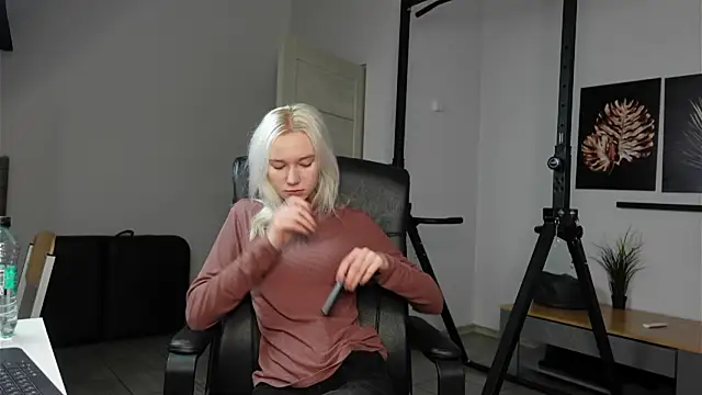 Laura Chaplin online show from 11-09-25, 06:44