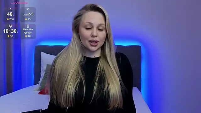 Snapshot of Estella_Elwood chatting on 10-18-25, 04:30 Estella Elwood online show from 10-18-25, 04:30