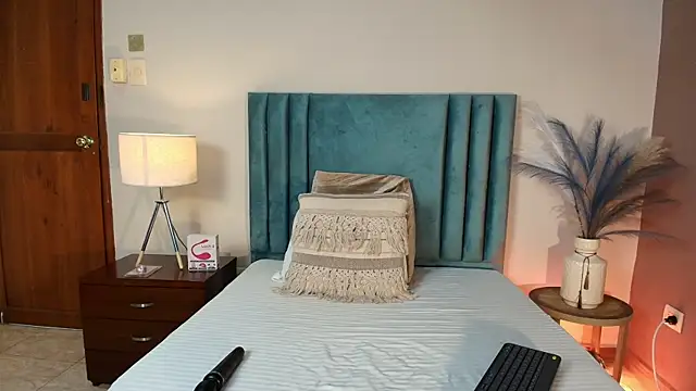 Snapshot of DaphneBeaumont chatting on 11-26-25, 12:06 DaphneBeaumont online show from 11-26-25, 12:06