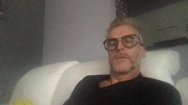 Snapshot of Axl_hot chatting on 09-23-25, 04:21 Axl hot online show from 09-23-25, 04:21