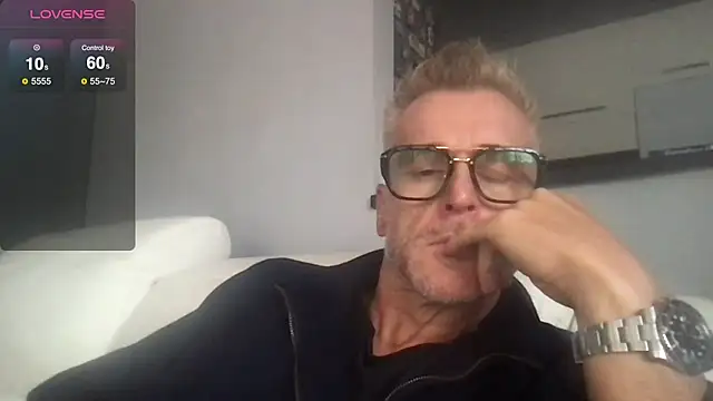 Snapshot of Axl_hot chatting on 09-27-25, 12:32 Axl hot online show from 09-27-25, 12:32