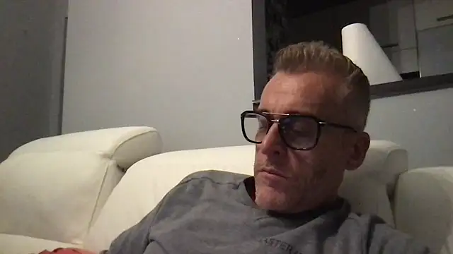 Axl hot online show from 11-08-25, 08:29