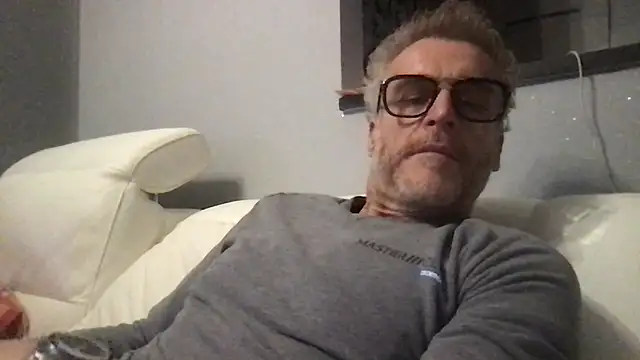 Axl hot online show from 02-17-26, 11:00