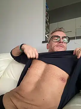 Axl hot online show from 03-14-26, 01:16