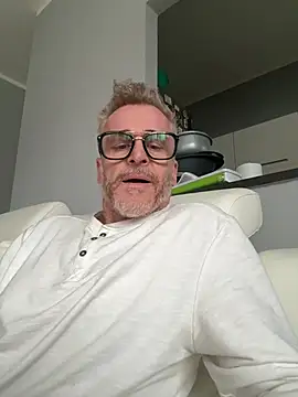 Axl hot online show from 03-22-26, 04:32