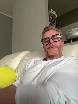 Axl hot online show from 04-10-26, 05:17