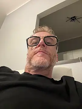 Axl hot online show from 04-17-26, 10:13