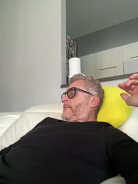 Axl hot online show from 04-18-26, 12:20