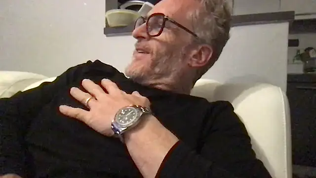 Axl hot online show from 04-19-26, 08:33