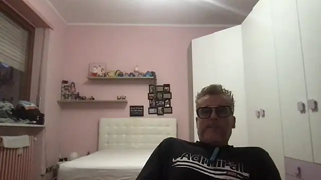 Axl hot online show from 05-22-26, 07:19