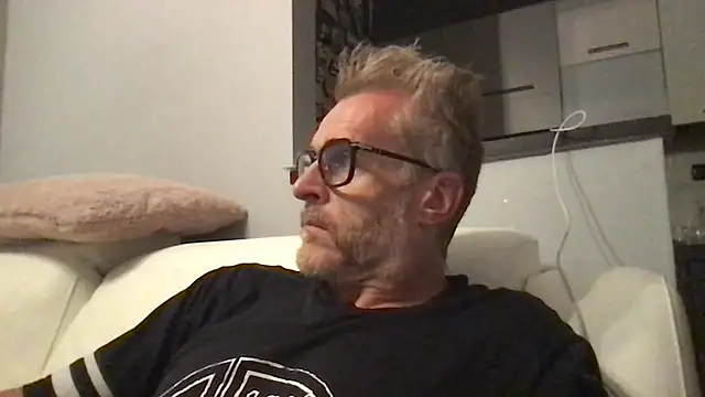 Axl hot online show from 06-07-26, 10:24