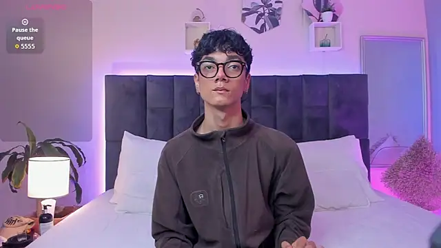 Snapshot of Phillicious__ chatting on 09-17-25, 09:27 Phillicious online show from 09-17-25, 09:27