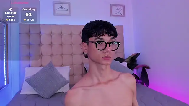 Snapshot of Phillicious__ chatting on 11-05-25, 05:51 Phillicious online show from 11-05-25, 05:51