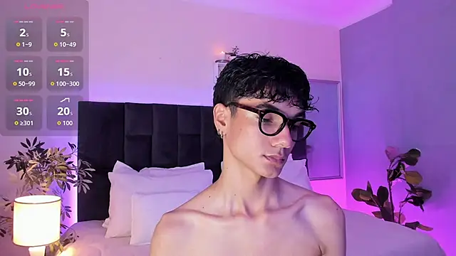 Snapshot of Phillicious__ chatting on 11-07-25, 10:21 Phillicious online show from 11-07-25, 10:21