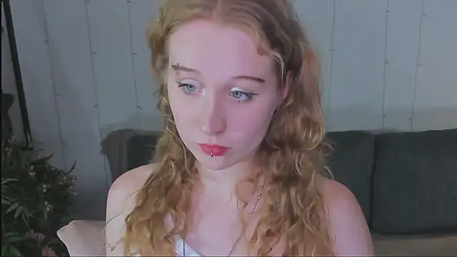 Snapshot of Astra_mluse chatting on 10-18-25, 04:19 Astra mluse online show from 10-18-25, 04:19